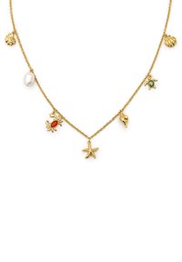 Collier en chaîne dorée orné de divers accessoires sur le thème de l'océan, comprenant une étoile de mer, un crabe, une tortue et une coquille, avec des accents en perles.