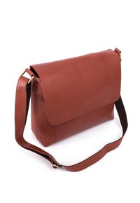 Sac messager en cuir marron avec un rabat rabattable, design plat et une bandoulière ajustable. Équipé de fournitures en or et d'une texture lisse.
