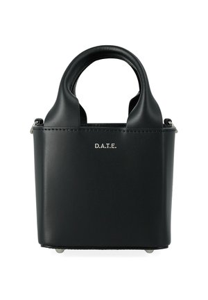 Zwarte leren mini-handtas met ronde handvatten en een zilveren "D.A.T.E." logo op de voorkant, tegen een witte achtergrond.
