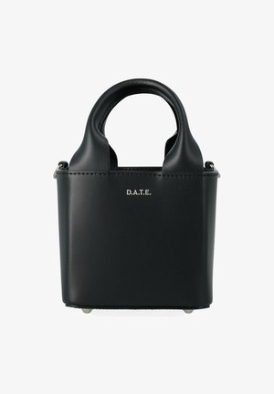 Mini borsa in pelle nera con manici rotondi e logo "D.A.T.E." in argento sul davanti, su sfondo bianco.