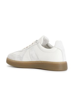 Bílé kožené tenisky s semišovými akcenty, kulatou špičkou, plochou gumovou podrážkou a světle zbarvenými tkaničkami. Texturované boční panely zvýrazňují design.