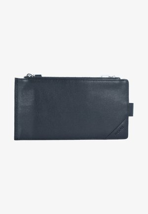 Portefeuille en cuir noir avec une texture lisse, de forme rectangulaire, fermeture à glissière et un petit onglet ; présente un logo dans le coin inférieur.