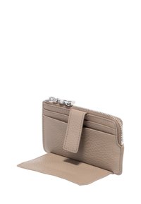 Portafoglio in pelle di un beige tenue, dotato di chiusura con zip, quattro slot per carte e una patta pieghevole. Superficie testurizzata e hardware argentato.