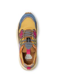 Wielokolorowy sneaker w żółtym, niebieskim i brązowym zamszu. Posiada wielokolorowe sznurówki, różową pętlę do zakupu oraz teksturowaną wkładkę z logo.