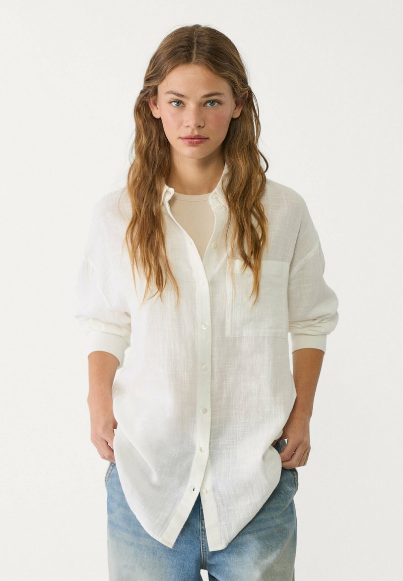 Stradivarius BASIC FLOWING WITH POCKET - Hemdbluse - white