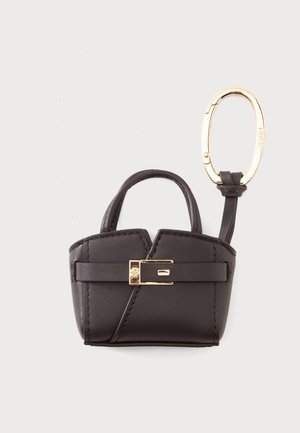 Petit porte-clés en cuir noir pour sac à main avec un détail boucle en or et un anneau de clé ovale doré attaché par une lanière en cuir.