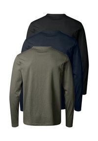 Trois t-shirts à manches longues empilés, de couleur vert olive, bleu marine foncé et noir. Fabriqués en coton, avec des cols ronds et des designs simples.