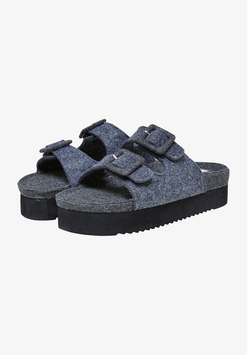 Grå sandaler med to justerbare spænder, tekstureret overflade og tykk sort platformssål med mønster i bølger.