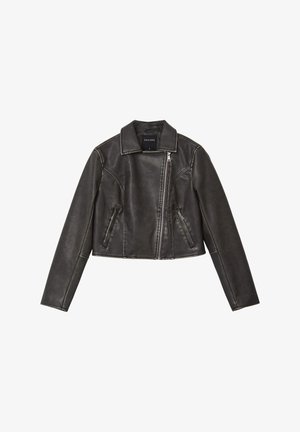 Giacca di pelle nera cropped con colletto a punta, zip frontale e due tasche laterali. Presenta dettagli cuciti per un tocco di texture in più.