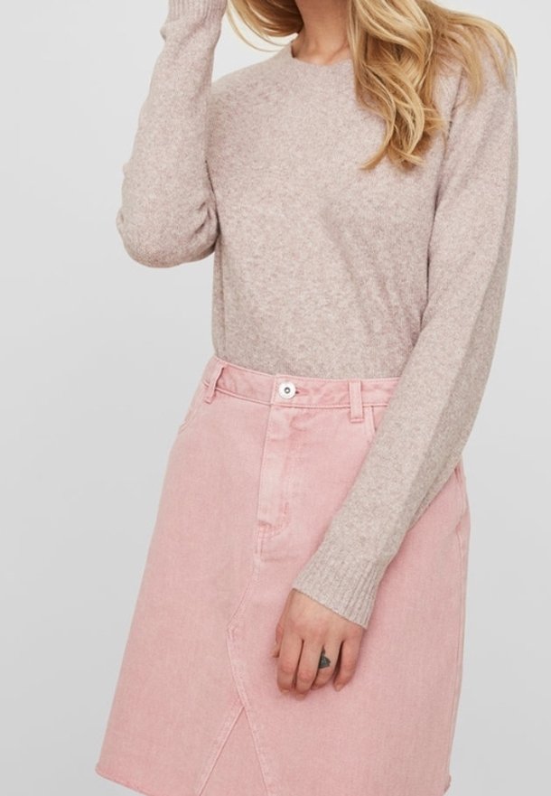 Ljusrosa denimkjol med sprund fram och knappstängning, matchad med en beige stickad tröja med ribbade ärmslut och rund halsringning.