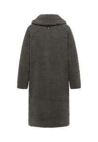 Lange grijze jas gemaakt van pluche, textuurstof. Heeft een brede kraag en lange mouwen, wat zorgt voor een losse pasvorm en minimale details.