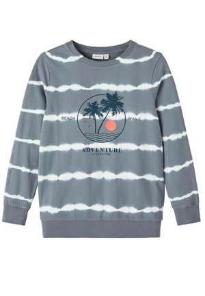 Sweatshirt gris à manches longues avec des rayures en tie-dye blanches, présentant un graphique de palmiers, de soleil et du texte "AVENTURE DE VAGUE DE PLAGE POUR UNE VIE."