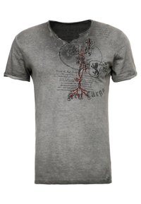 Camiseta de algodón gris con escote en V y mangas cortas, que presenta texto impreso, diseños decorativos y detalles en rojo en la parte delantera.