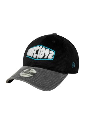Schwarze und graue Cord-Baseballkappe mit einem "EST 1892"-Patch in Weiß und Blau vorne und dem New Era-Logo an der Seite.