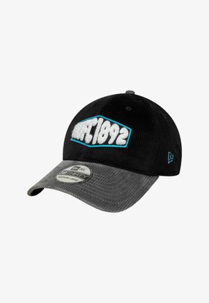 Schwarze und graue Cord-Baseballkappe mit einem "EST 1892"-Patch in Weiß und Blau vorne und dem New Era-Logo an der Seite.