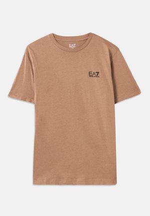 T-shirt en coton marron à manches courtes, col rond, et un petit logo noir EA7 sur la poitrine gauche. Texture lisse, design décontracté.