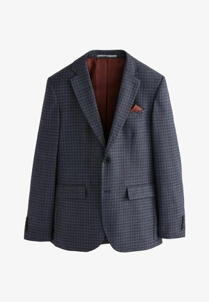 Blazer a quadri blu navy realizzato in tessuto testurizzato, dotato di chiusura a un bottone, due tasche anteriori e foderato in bordeaux con un fazzoletto coordinato.