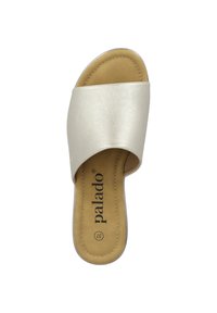 Sandalo scivolato in ecopelle argentata metallizzata. Design a fascia larga sovrapposta, soletta beige con logo Palado, suola piatta bassa.
