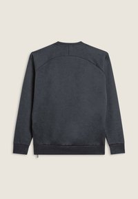 Felpa grigia scuro a maniche lunghe distesa, mostrando il retro con cucitura curva sulla parte superiore della schiena e polsini e orlo a costine.