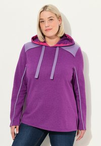 Sudadera morada con capucha texturizada y detalles en rosa, mangas largas y paneles laterales. Está hecha de una tela suave y cómoda.