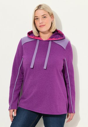 Lila Kapuzenpulli mit einer strukturierten Kapuze und rosa Akzenten, langen Ärmeln und Seitenpaneelen. Hergestellt aus weichem, bequemem Stoff.