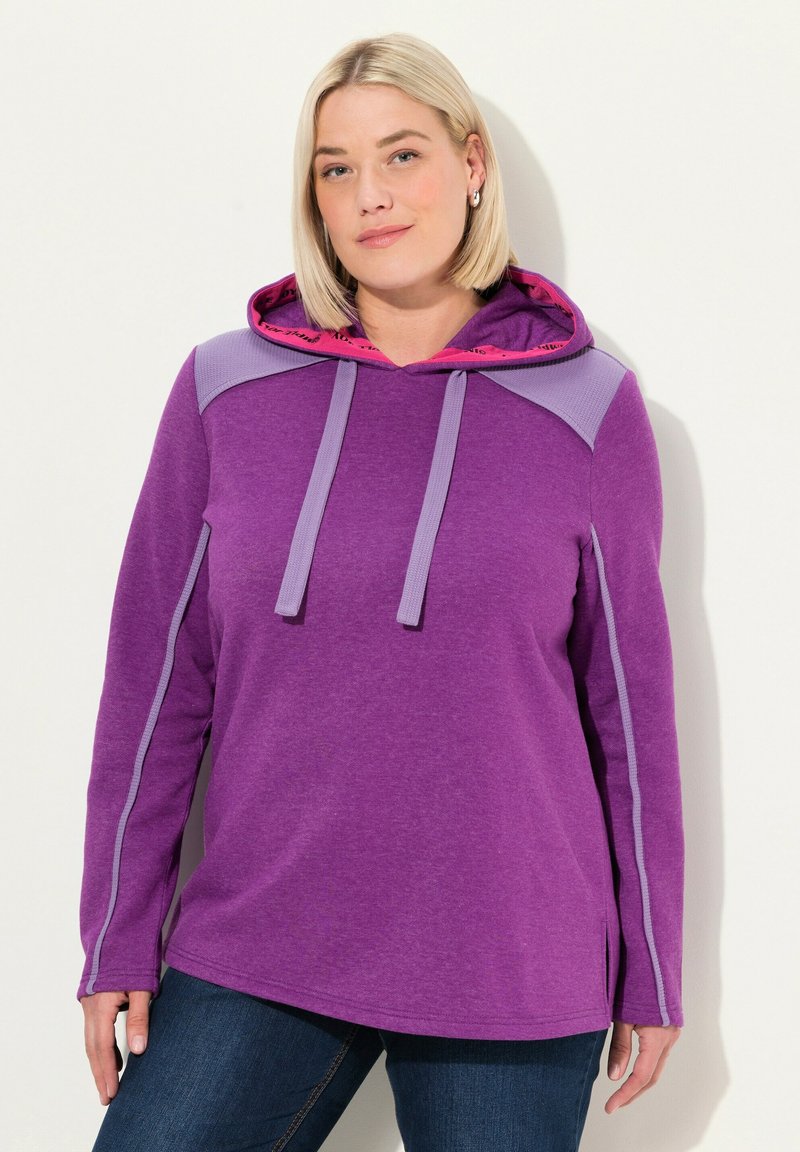 Sudadera morada con capucha texturizada y detalles en rosa, mangas largas y paneles laterales. Está hecha de una tela suave y cómoda.
