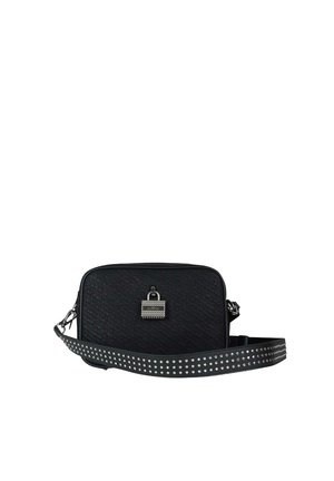 Borsa a tracolla nera con materiale strutturato, dettaglio lucchetto e tracolla borchiata. Presenta una forma rettangolare e chiusura con zip.