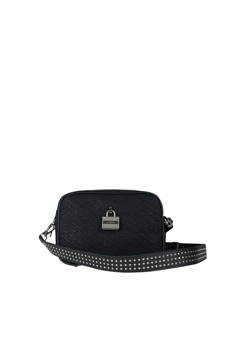 Borsa a tracolla nera con materiale strutturato, dettaglio lucchetto e tracolla borchiata. Presenta una forma rettangolare e chiusura con zip.