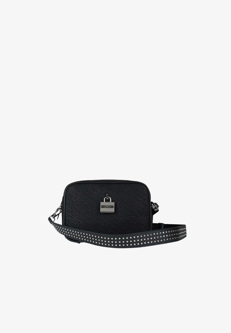 Borsa a tracolla nera con materiale strutturato, dettaglio lucchetto e tracolla borchiata. Presenta una forma rettangolare e chiusura con zip.