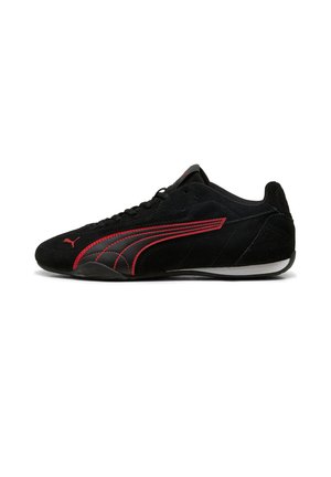 Schwarzer Wildlederschuh für Sport mit roten Akzentlinien, runder Spitze, Gummisohle und Schnürdesign. Glatte Textur mit dezenten Markenlogos.