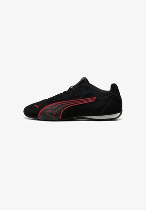 Schwarzer Wildlederschuh für Sport mit roten Akzentlinien, runder Spitze, Gummisohle und Schnürdesign. Glatte Textur mit dezenten Markenlogos.
