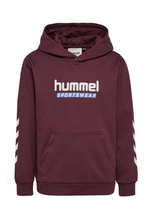 Bordeaux hoodie met een voorkant kangaroo pocket, wit "hummel SPORTSWEAR" logo en witte chevron-accenten op de mouwen.