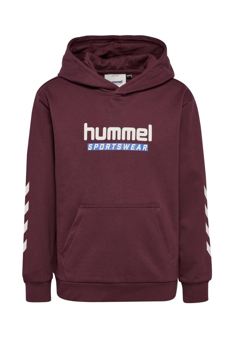 Bordeauxroter Hoodie mit einer vorderen Kängurutasche, weißem "hummel SPORTSWEAR"-Logo und weißen Chevron-Akzenten an den Ärmeln.