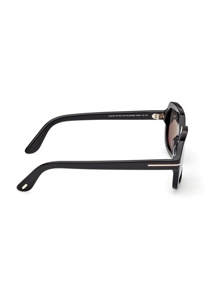 Lunettes de soleil rectangulaires noires avec des branches épaisses, des verres polarisés et un détail subtil en bande métallique sur les branches.