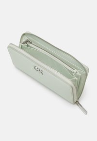 Calvin Klein DAILY LARGE ZIP AROUND WALLET - Portafoglio - milky green