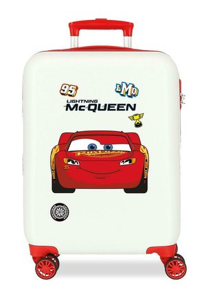 Maleta rígida blanca y roja con el dibujo del coche de carreras de dibujos animados rojo Lightning McQueen sonriente, con texto y calcomanías de carreras en la parte frontal.
