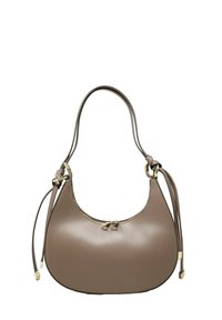 Borsa hobo in pelle taupe con una trama liscia, forma curva e tracolla regolabile. Presenta finiture in metallo dorato e chiusura con zip.