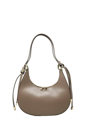 Borsa hobo in pelle taupe con una trama liscia, forma curva e tracolla regolabile. Presenta finiture in metallo dorato e chiusura con zip.