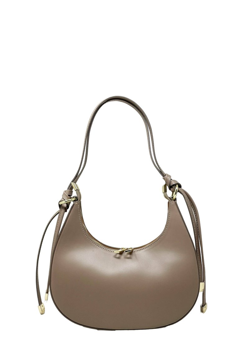 Borsa hobo in pelle taupe con una trama liscia, forma curva e tracolla regolabile. Presenta finiture in metallo dorato e chiusura con zip.