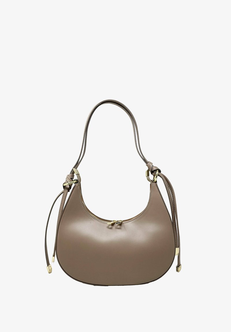 Borsa hobo in pelle taupe con una trama liscia, forma curva e tracolla regolabile. Presenta finiture in metallo dorato e chiusura con zip.