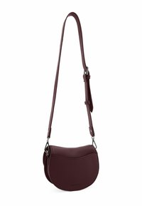 Borsa a tracolla in pelle bordeaux con forma curvata, tracolla regolabile e accessori in argento. Superficie testurizzata con design minimalista.