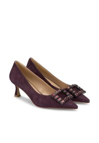 Scarpe con tacco in suede viola scuro, con punta affilata, dotate di una fibbia decorativa in gioiello nero e multicolore sul davanti e un tacco corto a blocco.