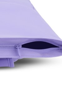 Lila textil tasak, cipzáros nyitással. Simább felület jellemzi, és letisztult, téglalap alakú dizájnja van. A cipzár húzója rövid és masszív.