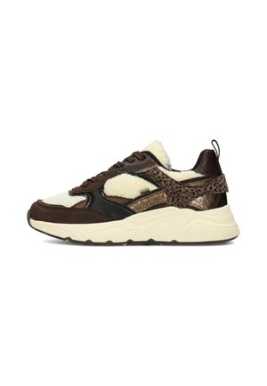 Zapatilla baja con ante marrón, malla crema, detalles de shearling, estampado de leopardo y suela blanca gruesa.