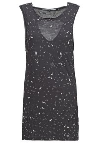 Svart ärmlös klänning med en bred halsringning och detaljer med utskärning. Tyget har ett splattermönster i vitt, vilket ger en texturerad look.