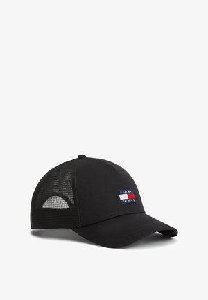 Fekete baseball sapka hálós hátrésszel és piros, fehér, kék Tommy Jeans logóval az elülső panelen, jobbra dőlve fehér háttér előtt.