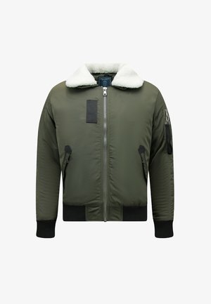 Groene bomberjack met witte fleece kraag, ritssluiting aan de voorkant, twee schuine zakken en een ritssluitingzak op de linkermouw.