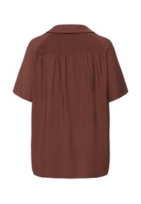 Blouse marron à manches courtes avec un col et un détail froncé sur le haut du dos, montrant un tissu rassemblé sous le yoke.