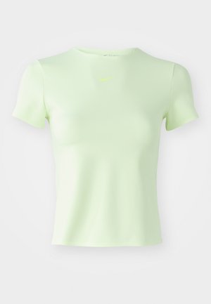 Lys grøn tætsiddende T-shirt lavet af glat stof, med en rund halsudskæring og korte ærmer, samt et lille Nike-logo i neongrøn.
