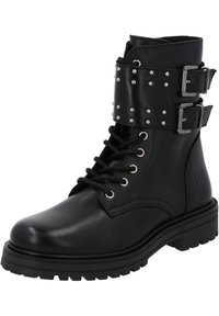 Botín negro de cuero hasta el tobillo con tachuelas metálicas, correa de doble hebilla, punta redonda y cordones en la parte frontal, con una suela de tracción resistente.